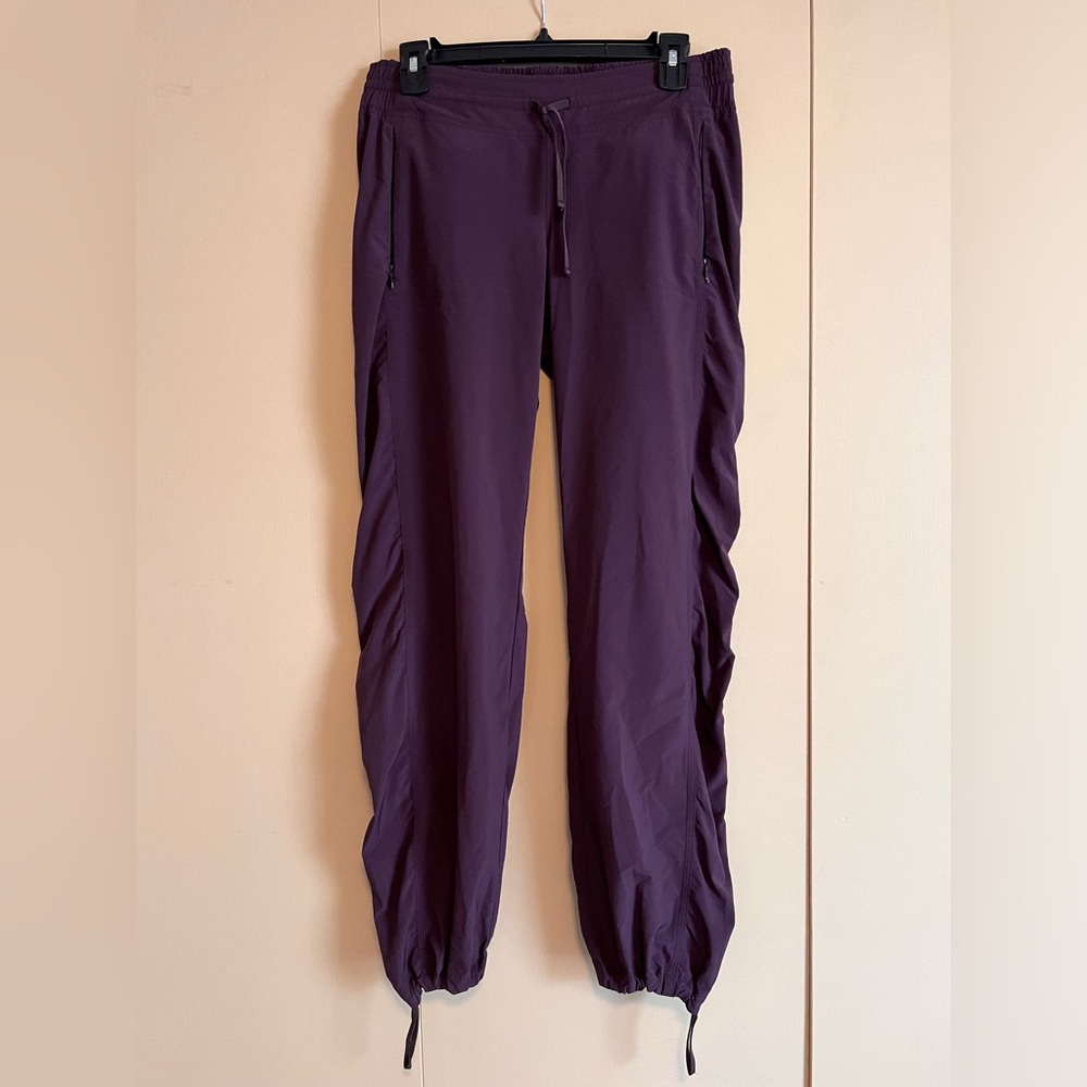ATHLETA La Viva Joggers - Eggplant color